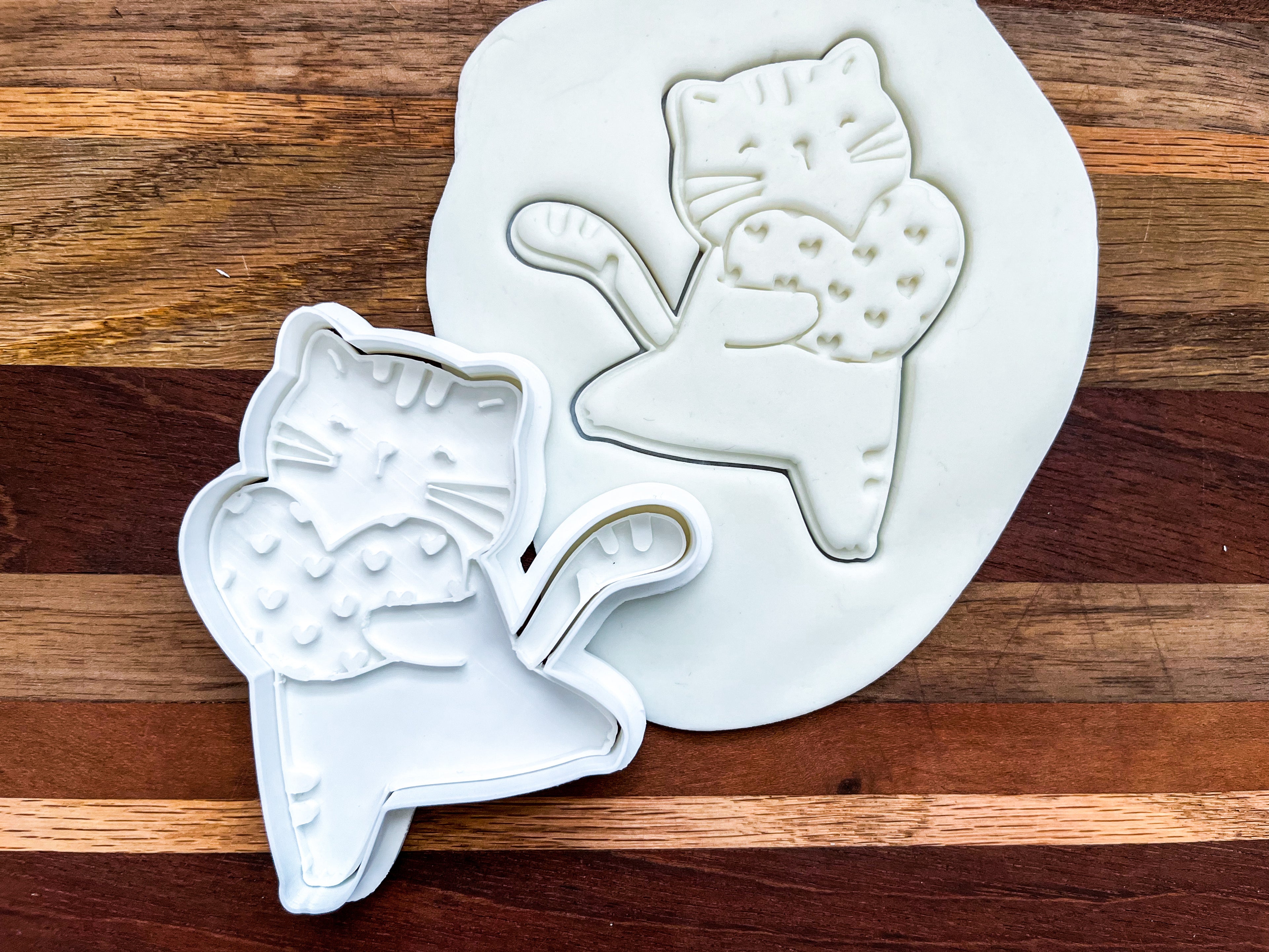 Cat Holding Heart Cookie Cutter & Stamp Set - Valentine's Day Baking Kit with Easy Grip Handle (4 inch)